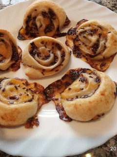 Una foto de Rollitos de hojaldre con mermelada y fideos de chocolate