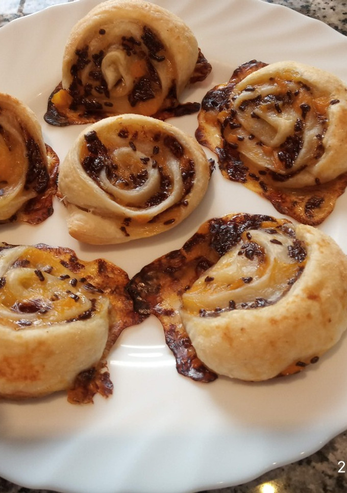Una foto de Rollitos de hojaldre con mermelada y fideos de chocolate