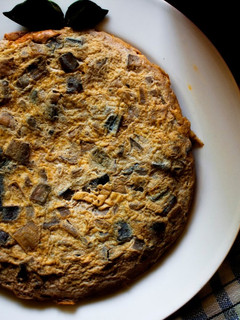 Una foto de Tortilla de berenjena y cebolla