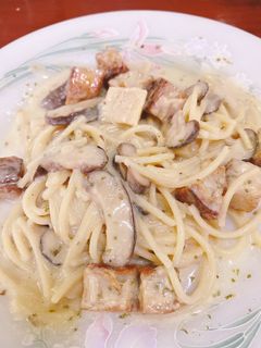 รูปของ Spaghetti Carbonara Jay, Veganสปาเก็ตตี้คาร์โบนาร่า เห็ดหอม หมูกรอบ เจ, วีแกน
