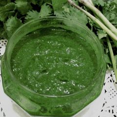 A picture of Green chutney.
