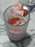 Postre fresco con yogur para un día de calor