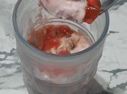 Una foto de cerezas con yogur