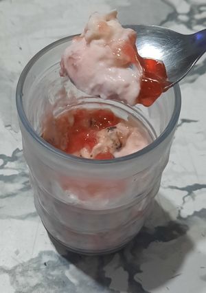 Una foto de Postre fresco con yogur para un día de calor