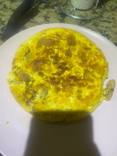 Una foto de Tortilla de chichos, salchicha y queso