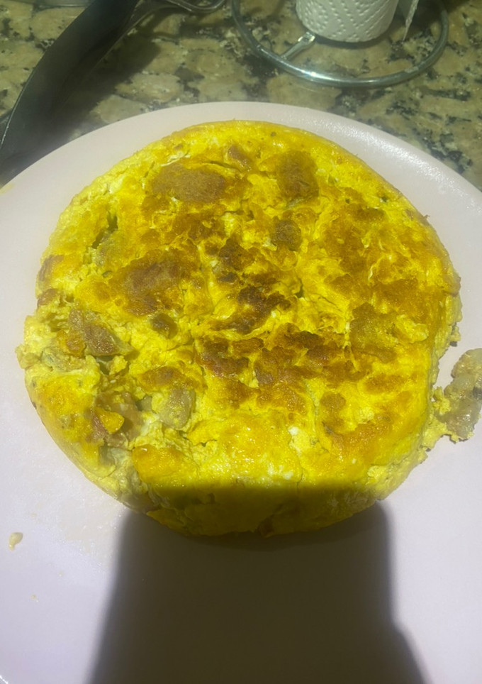 Una foto de Tortilla de chichos, salchicha y queso