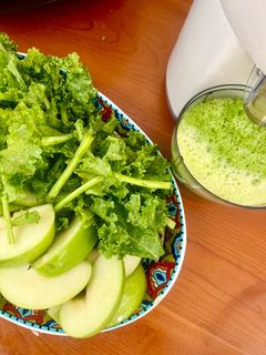 Hình của món Nước Ép Táo Xanh Và Cải Kale.