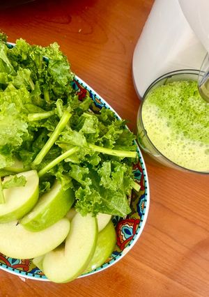 Hình của món Nước Ép Táo Xanh Và Cải Kale.