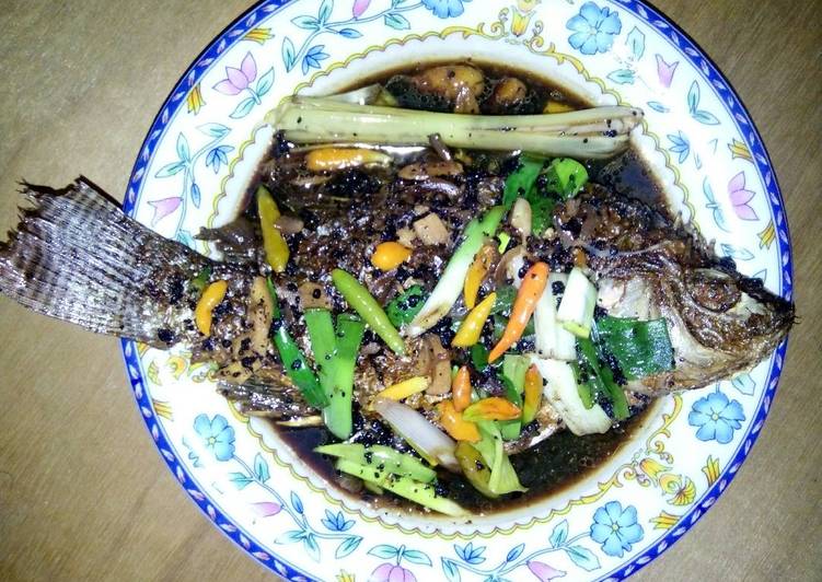 Ikan mujair kuah hitam