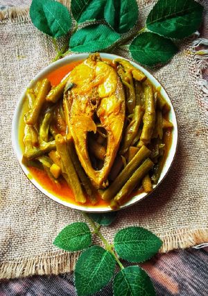 কচুর লতি দিয়ে ইলিশ পাতোরা রেসিপির প্রধান ছবি