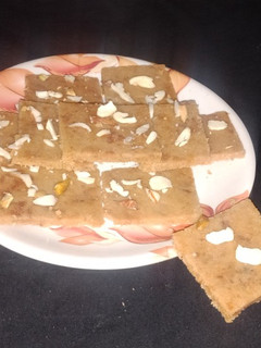 ડ્રાયફ્રુટ સુખડી (Dry Fruit Sukhdi Recipe In Gujarati) રેસીપી મુખ્ય ફોટો