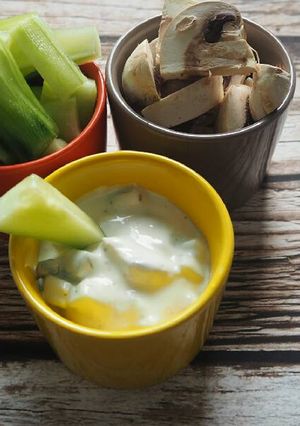 Une photo de Tsatsiki concombre et champignon
