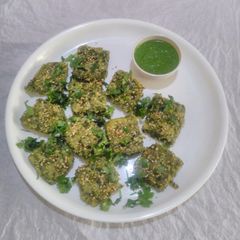 A picture of Instant spinach dhokla with green chutney.