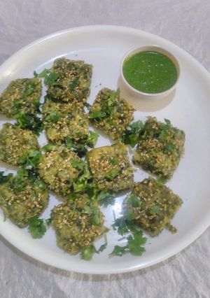 A picture of Instant spinach dhokla with green chutney.