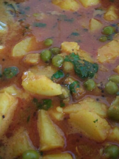 વટાણા બટાકા નું શાક (Vatana Bataka Shak Recipe In Gujarati) રેસીપી મુખ્ય ફોટો
