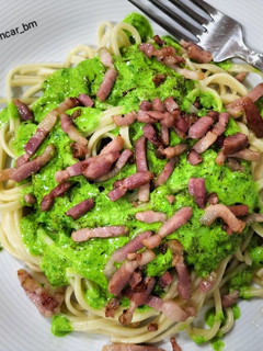 Foto principal de Pasta con crema de queso de albahaca, cebolla y bacon