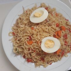 A picture of Indomine with egg.