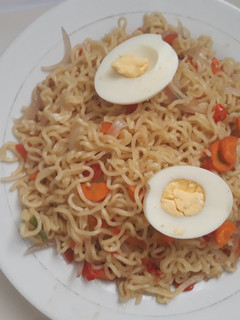 A picture of Indomine with egg.