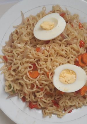 A picture of Indomine with egg.
