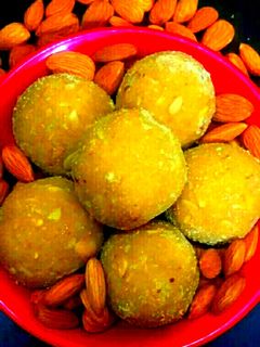 बेसन और गोंद के लड्डू (besan aur gond ke ladoo recipe in Hindi) रेसिपी मुख्य फोटो
