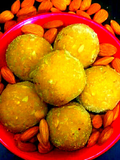 बेसन और गोंद के लड्डू (besan aur gond ke ladoo recipe in Hindi) रेसिपी मुख्य फोटो
