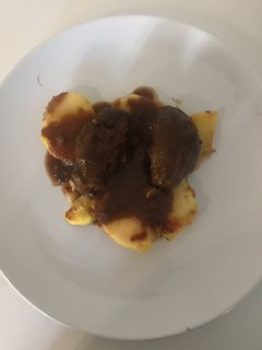 Una foto de Carrilleras de cerdo ibérico al vino tinto y mi toque personal
