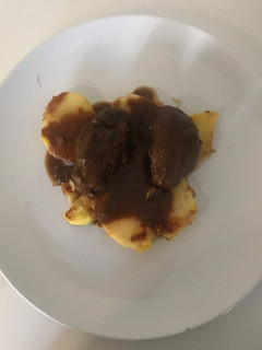 Una foto de Carrilleras de cerdo ibérico al vino tinto y mi toque personal