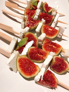 Una foto de Brocheta de higos con queso de cabra