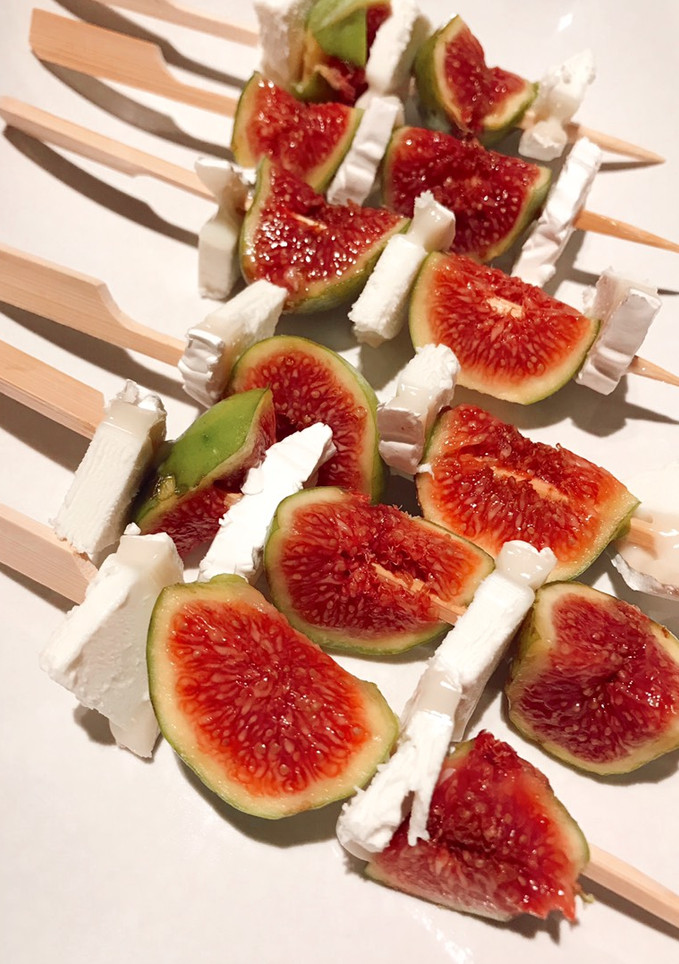 Una foto de Brocheta de higos con queso de cabra