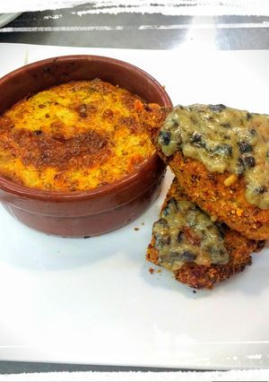 Una foto de Pechuga Rellena Empanada con Milhojas de Papa