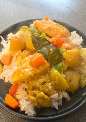A picture of Chicken Curry over Rice.