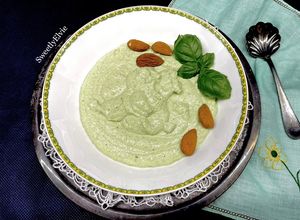Foto di Salsa allo yogurt, basilico e mandorle