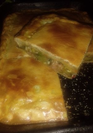 Una foto de Tarta de zapallitos y chorizo con masa hojaldrada casera