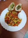 Pasta aprovechamiento con huevo duro y pan de pueblo tostado