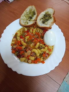 Una foto de Pasta aprovechamiento con huevo duro y pan de pueblo tostado