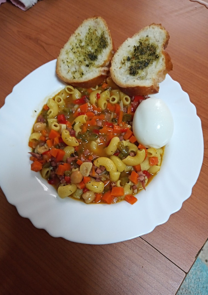 Una foto de Pasta aprovechamiento con huevo duro y pan de pueblo tostado