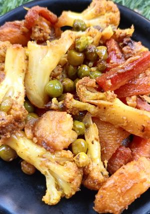 A picture of Aloo Gobhi matar gajar ki sookhi sabji.