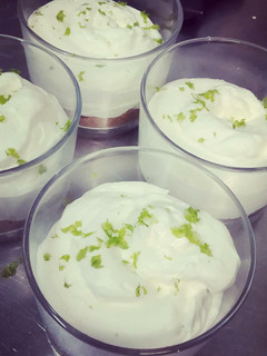Una foto de Mousse de limón con base de galleta