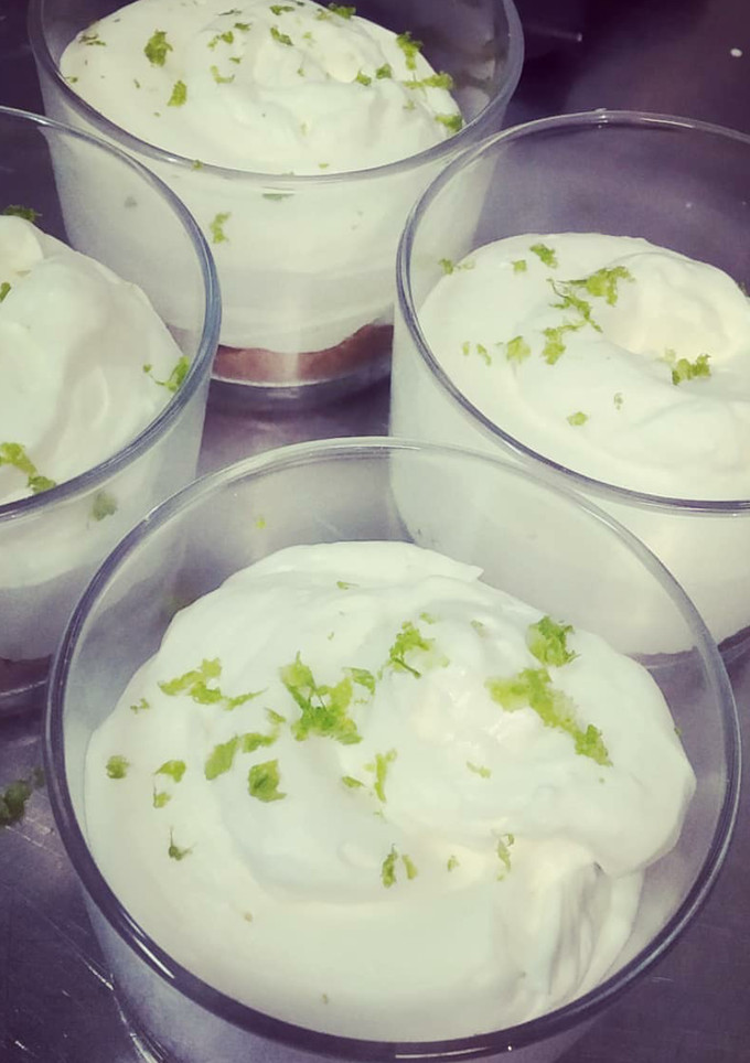 Una foto de Mousse de limón con base de galleta