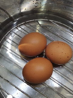 Una foto de Cocer huevos en olla GM