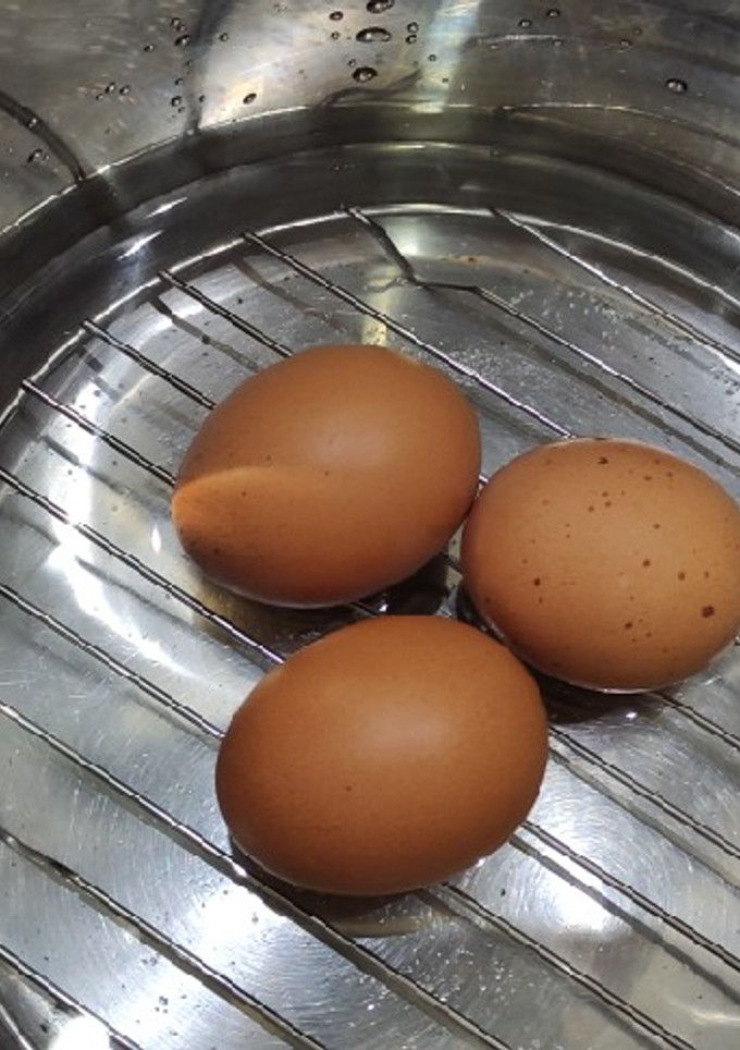 Una foto de Cocer huevos en olla GM