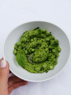 Una foto de Dip de guisantes a la menta (vegano)