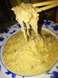 Una foto de Noodles cremosos