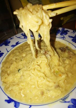 Una foto de Noodles cremosos