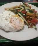 Hamburguesa con huevo frito y ensalada de verduras