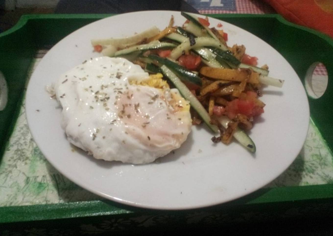 Hamburguesa con huevo frito y ensalada de verduras