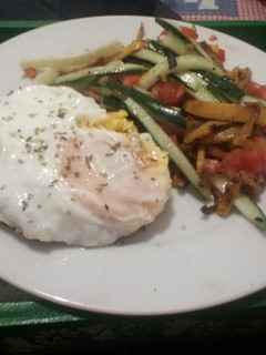 Una foto de Hamburguesa con huevo frito y ensalada de verduras