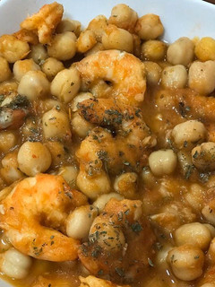 Una foto de Garbanzos con langostinos