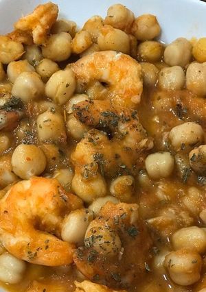 Una foto de Garbanzos con langostinos