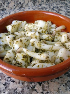 Una foto de Sepia con salsa de ajo y perejil